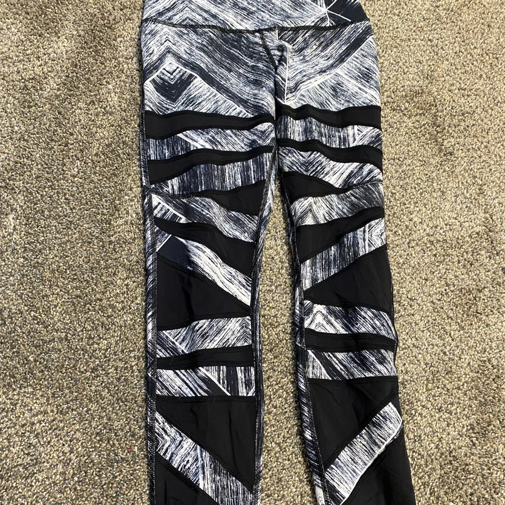 Lululemon black/white patterned high waisted leggings